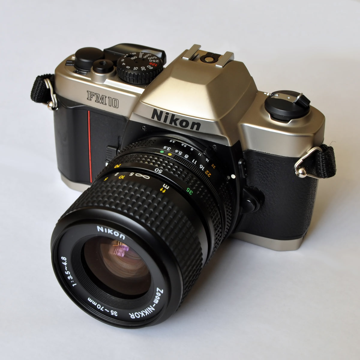 Nikon FM10 + Zoom-Nikkor 35-70mm f3.5-4.8 - Φωτογραφική μηχανή SLR φιλμ 35mm · imagen principal